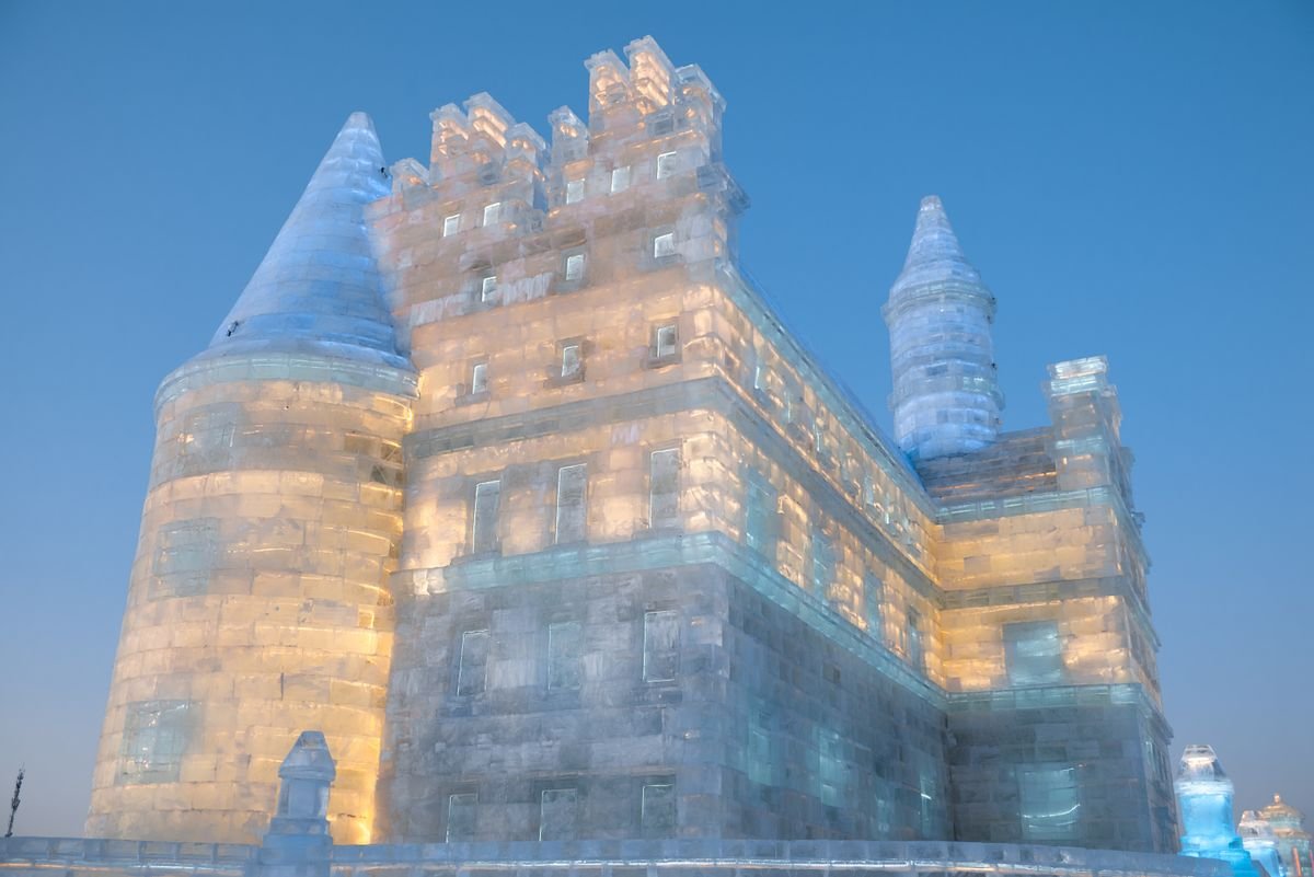 Harbin Ice and Snow World di notte con sculture di ghiaccio illuminate