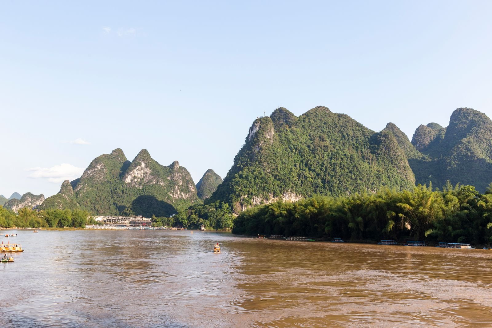 Paesaggio della Cina: montagne carsiche di Guilin e il fiume Li