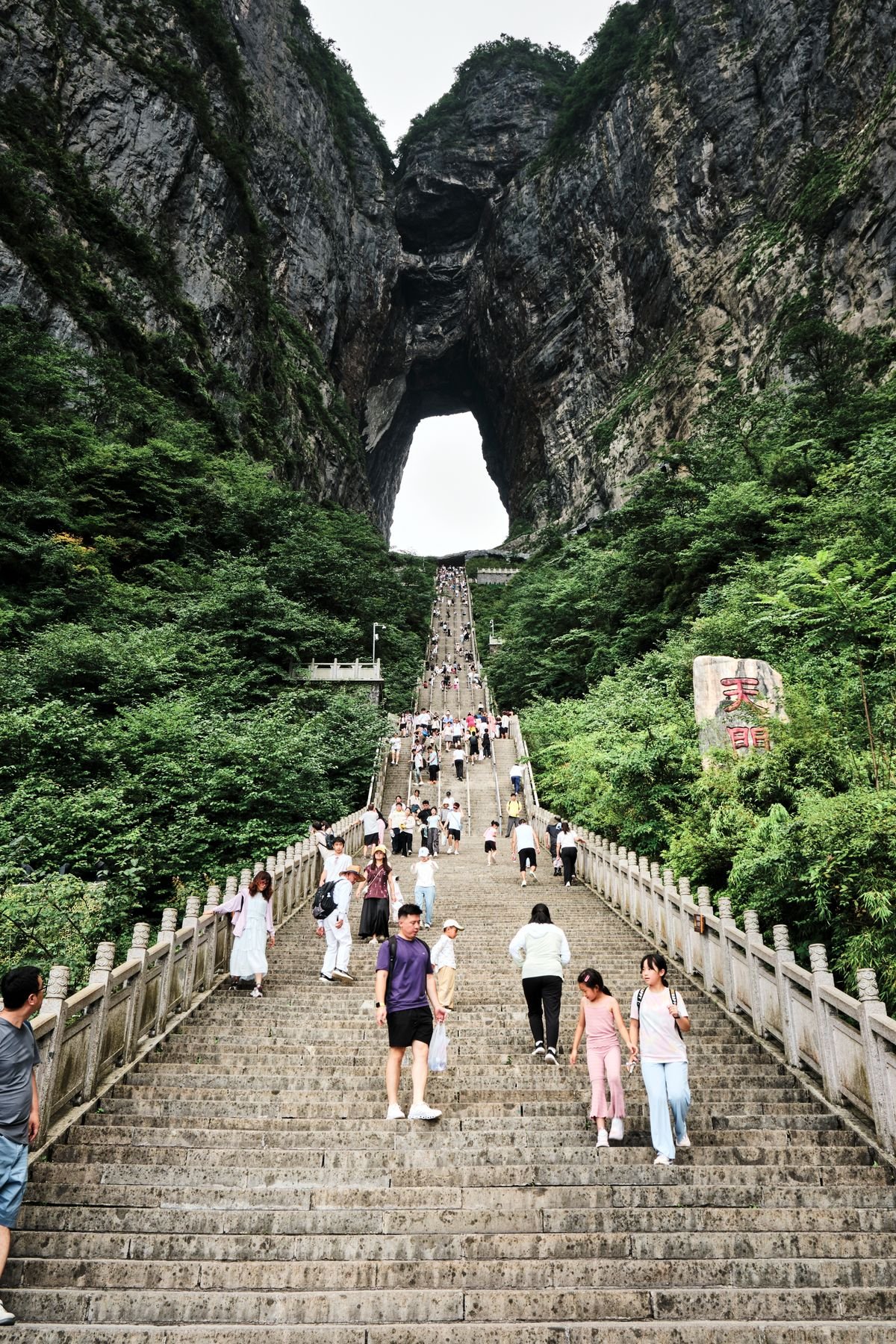 La Porta del Cielo di Tianmen Mountain a Zhangjiajie, con la scalinata verso l'arco naturale nella roccia