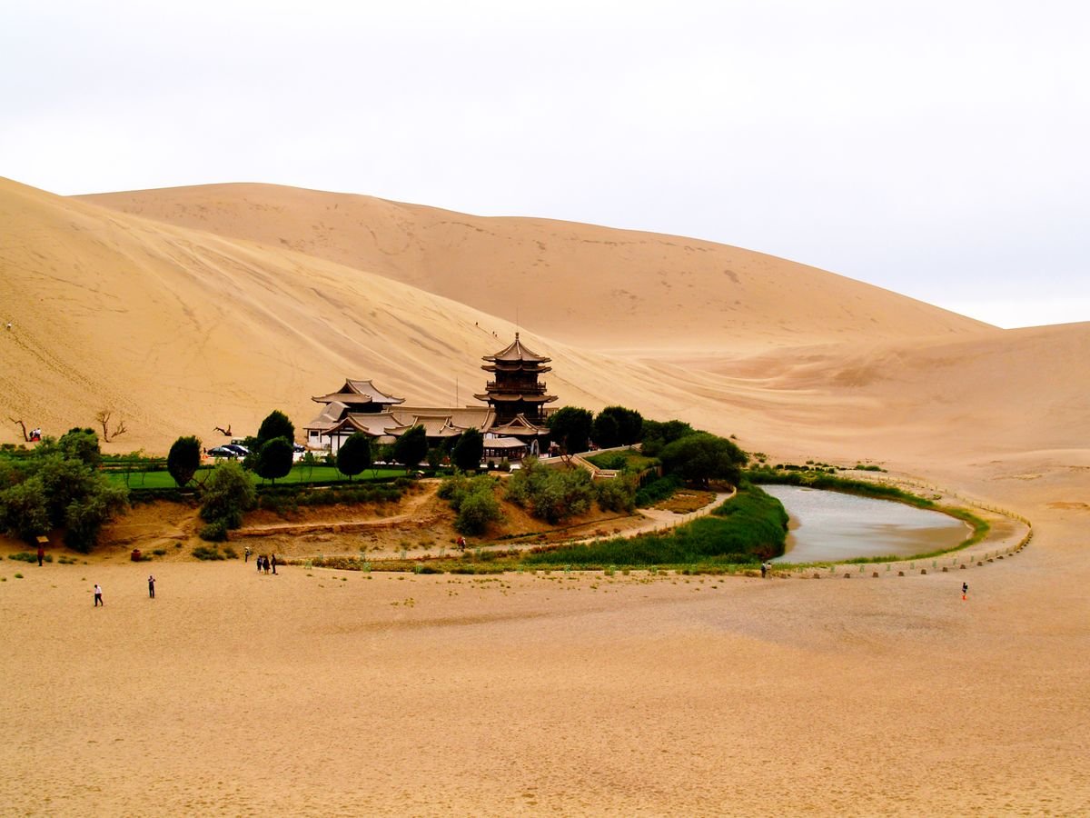 Lago della Mezzaluna a Dunhuang nel deserto del Gobi, tappa della Via della Seta