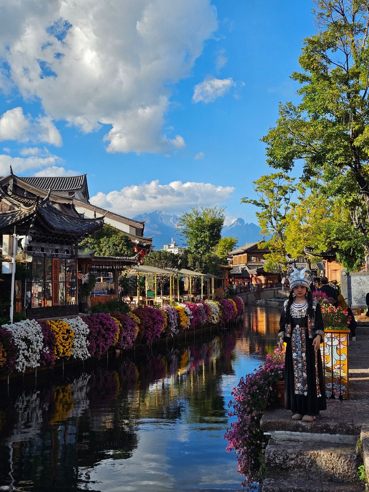 Lijiang antica con canali fioriti e architettura tradizionale